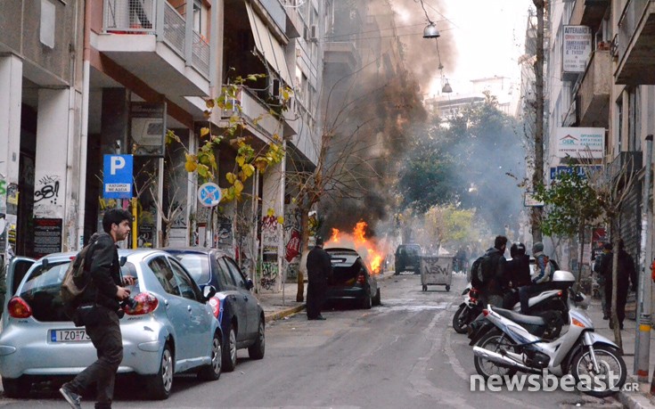 Φωτιές σε κάδους και σε αυτοκίνητο στα Εξάρχεια