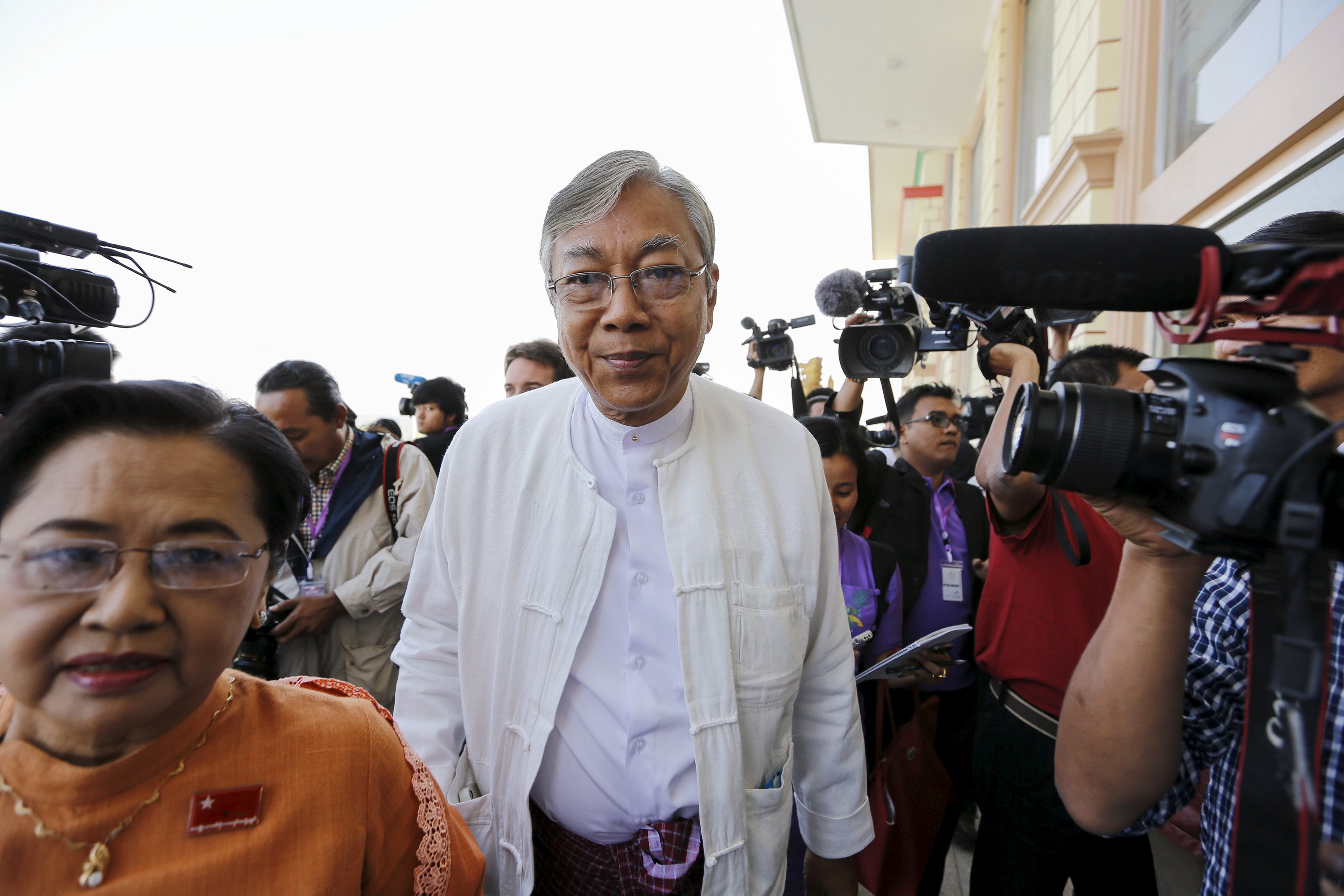 Πολίτης αναλαμβάνει τα ηνία της Μιανμάρ