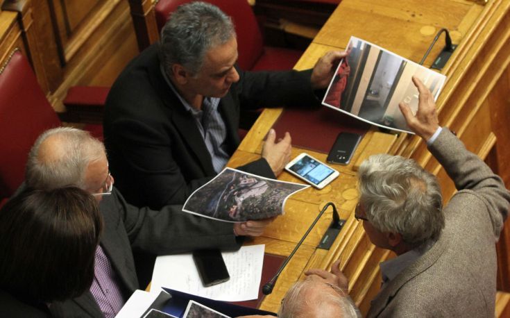 Τα κρυφά σημειώματα, τα πηγαδάκια, η κούραση και τα σοκολατάκια στη Βουλή