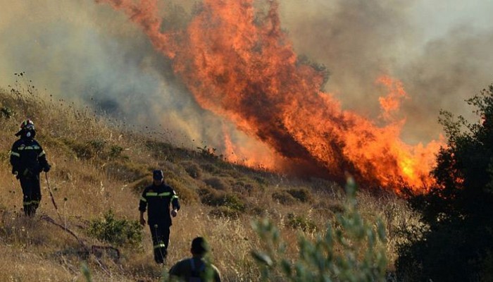 Μεγάλη φωτιά στο Σφηνάρι Κισάμου κοντά σε σπίτια