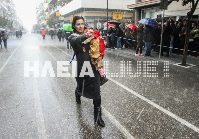 Αγανακτισμένη μάνα έκανε παρέλαση μέσα στη βροχή με το μωρό της