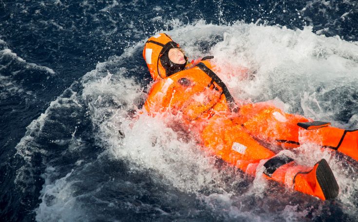 Η νορβηγίδα υπουργός ως… πρόσφυγας στη Λέσβο και οι αντιδράσεις