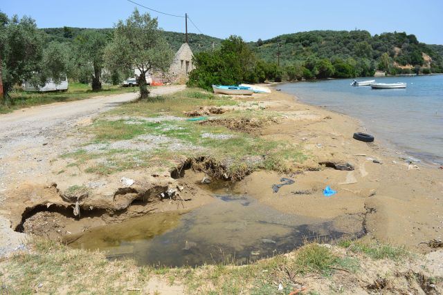 Κραυγή αγωνίας για την όμορφη παραλία του Βαθύκοιλου