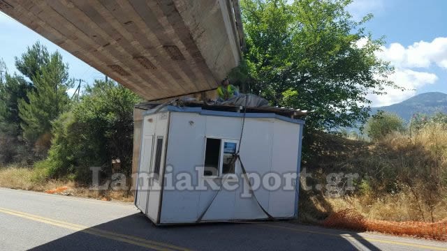 Προκάτ «βρήκε» στη γέφυρα και έπεσε στο δρόμο