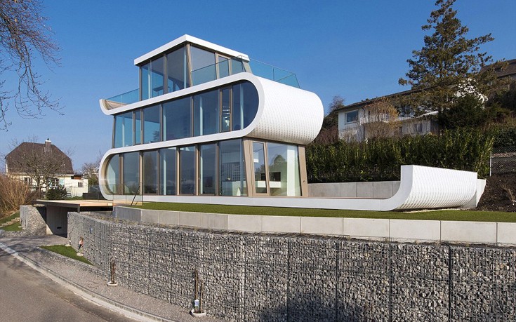 Το φουτουριστικό «γυάλινο» σπίτι με θέα στη λίμνη της Ζυρίχης