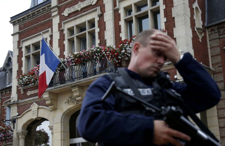 Τζιχαντιστές έσφαξαν τον ιερέα σε εκκλησία στη Γαλλία