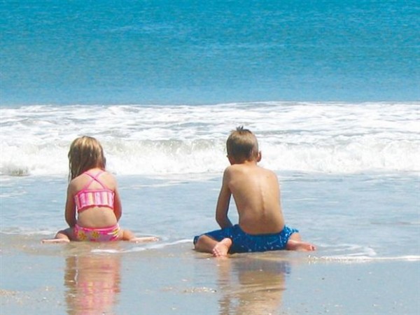 Τι δεν πρέπει να κάνετε στο παιδί σας στη θάλασσα ή στην πισίνα