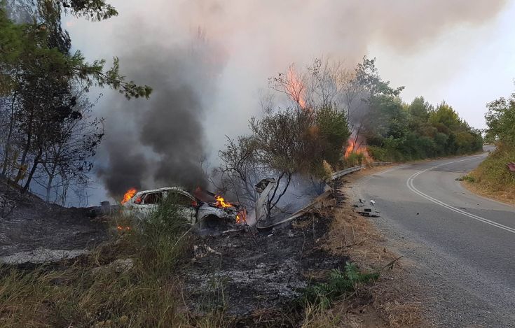 Ανετράπη ΙΧ και τυλίχθηκε στις φλόγες στη Χαλκιδική