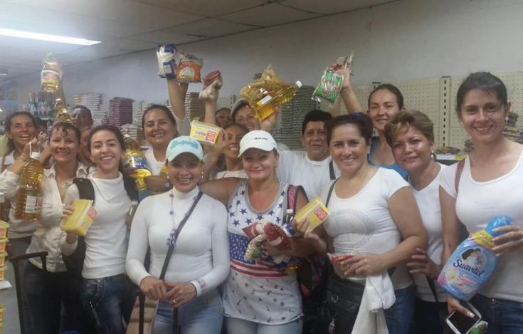 Γυναίκες από τη Βενεζουέλα «εισέβαλαν» στην Κολομβία για είδη πρώτης ανάγκης