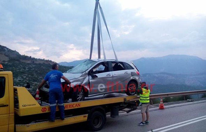 Κοπάδι με ζώα έστειλε το αυτοκίνητο του παππού με την εγγονή στο γκρεμό