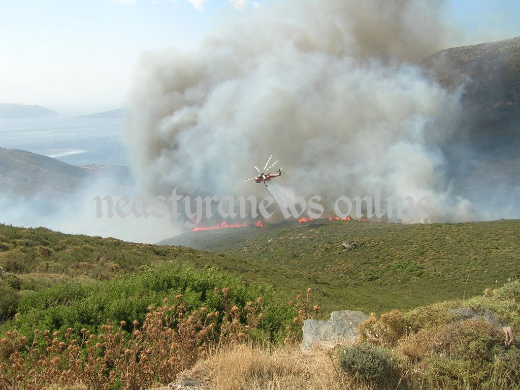 Ανεξέλεγκτη η φωτιά στην Κάρυστο έκαψε σπίτια