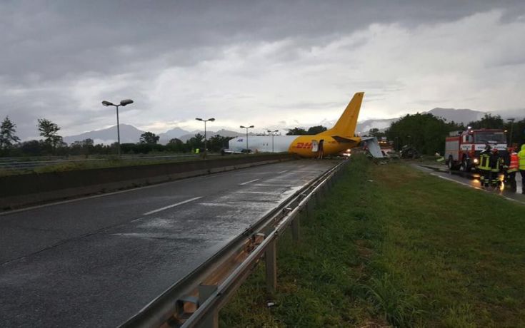 Αεροσκάφος προσγειώθηκε σε… περιφερειακό δρόμο της Ιταλίας