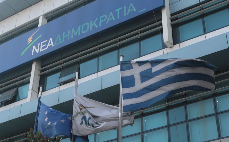 Γερανός αφαίρεσε το σήμα της ΝΔ στα γραφεία της Συγγρού