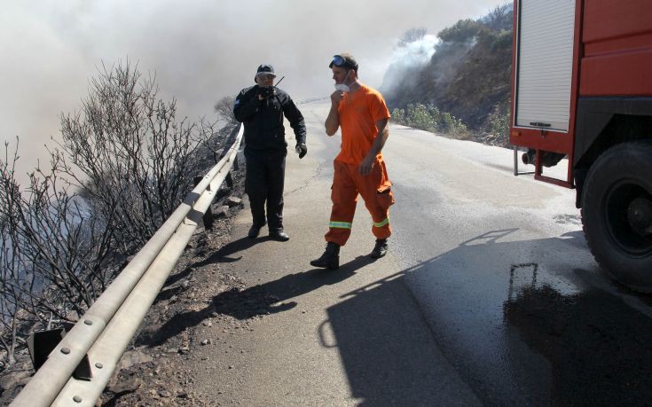 Μαίνεται πυρκαγιά στο Μεσολόγγι