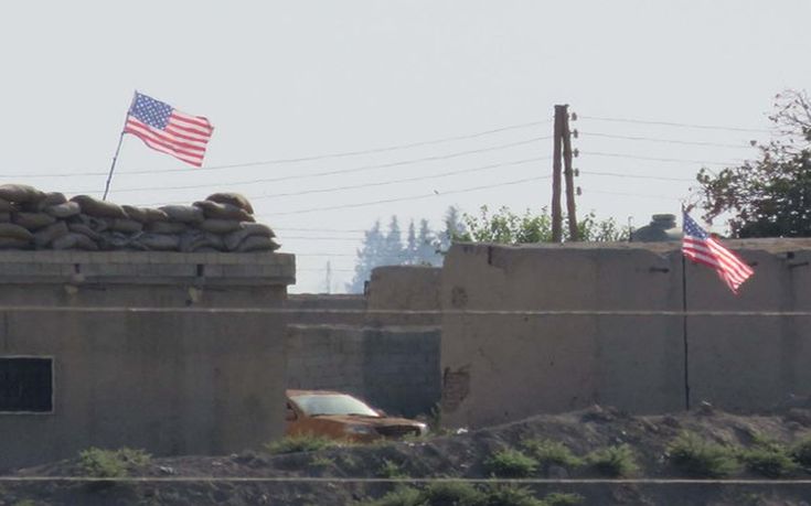 Οι Κούρδοι υψώνουν αμερικάνικες σημαίες για να τις βλέπουν οι… Τούρκοι