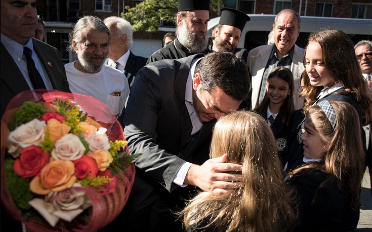 Υποδοχή Τσίπρα με τραγούδια σε σχολείο της ομογένειας