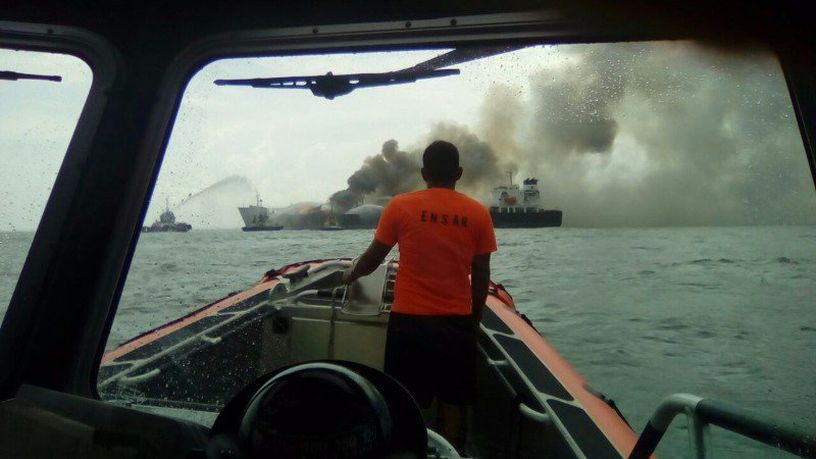 Στις φλόγες δεξαμενόπλοιο στον κόλπο του Μεξικού