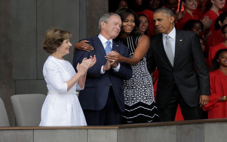 Όταν η Μισέλ Ομπάμα αγκάλιασε τον Τζορτζ Μπους