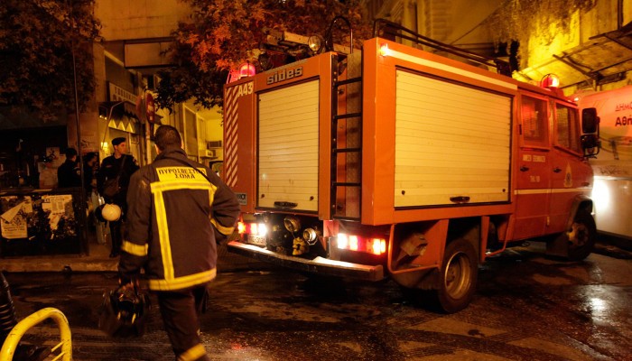 Αναστάτωση στο Ηράκλειο από πυρκαγιά σε σταθμευμένο αυτοκίνητο σε πυλωτή πολυκατοικίας