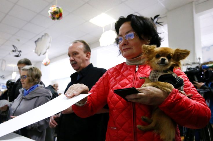 Οι Ρώσοι στις κάλπες σε μια ψηφοφορία χωρίς πάθος