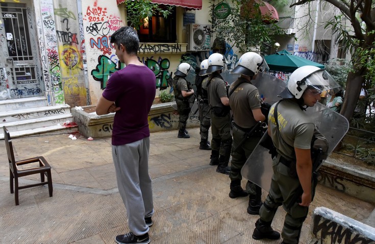 Αντεξουσιαστές καταγγέλλουν πυροβολισμό από εμπόρους ναρκωτικών στα Εξάρχεια