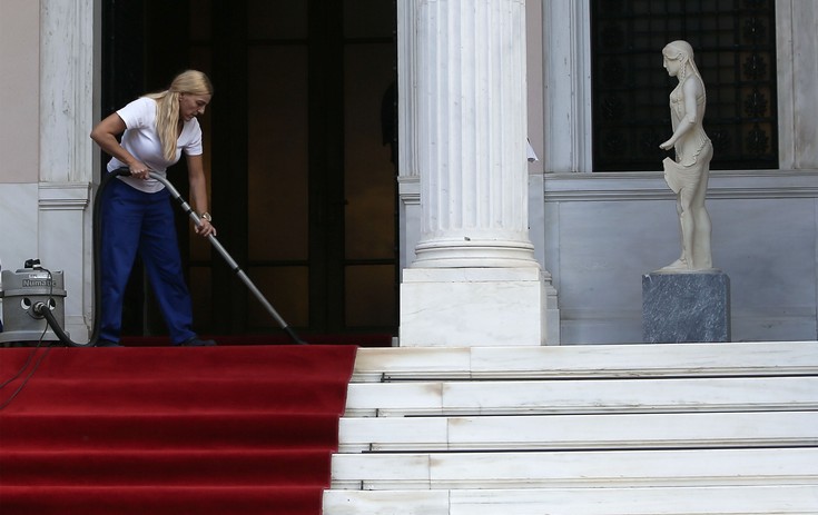 Παρατείνονται οι ατομικές συμβάσεις για την καθαριότητα στο δημόσιο και στους ΟΤΑ