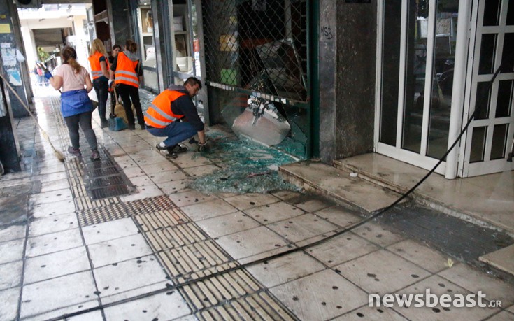 Η επόμενη μέρα στα Εξάρχεια από τη βόμβα-μυστήριο στην Ιπποκράτους