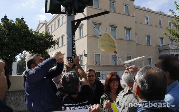 Συγκέντρωση τεχνικών και δημοσιογράφων έξω από τη Βουλή