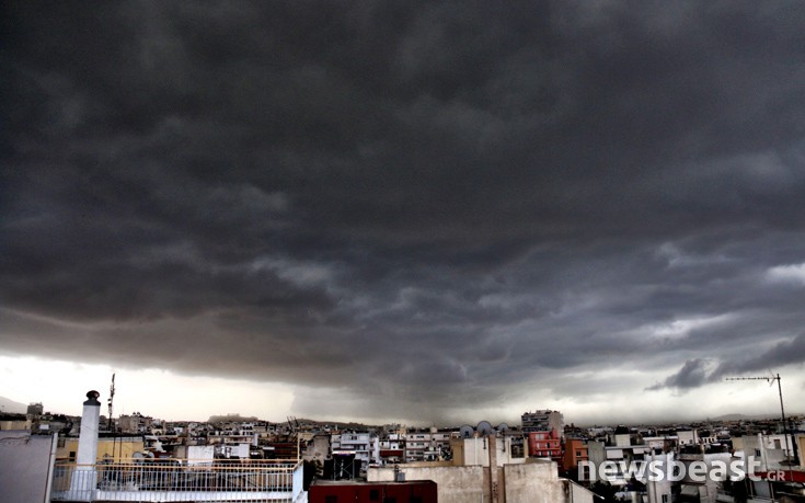 Μαύρα σύννεφα κάλυψαν τον ουρανό της Αττικής