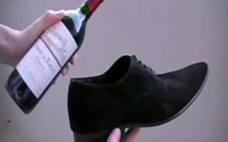 Πώς να ανοίξετε ένα μπουκάλι κρασί με το παπούτσι σας