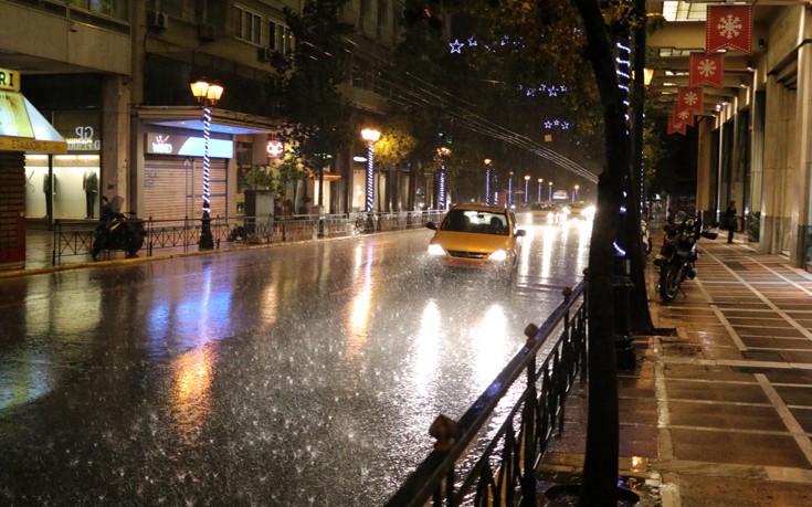 Καιρός: Η Διδώ συνεχίζει να σαρώνει την Ελλάδα με καταιγίδες και ισχυρούς ανέμους
