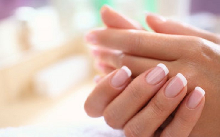 Ο πιο εύκολος τρόπος για να λευκάνετε τα νύχια σας