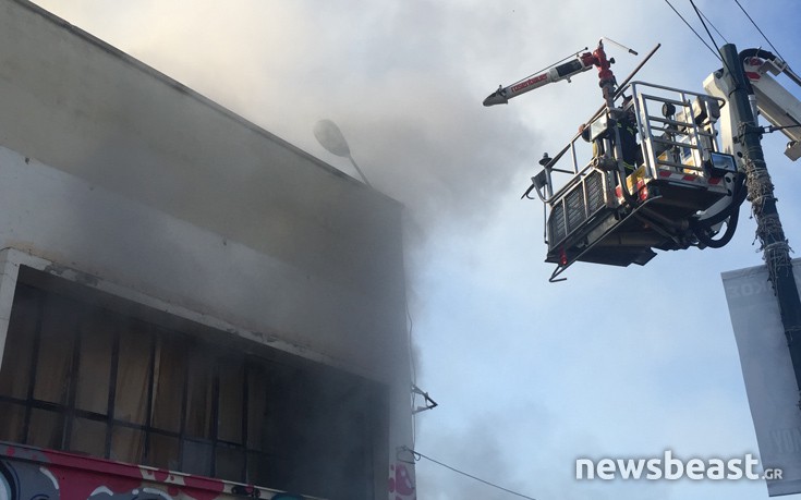 Φωτογραφίες και βίντεο από την πυρκαγιά σε βιοτεχνία στον Αγ. Ιωάννη Ρέντη