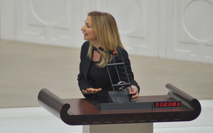 Ανεξάρτητη βουλευτής δέθηκε με χειροπέδες στην τουρκική Βουλή