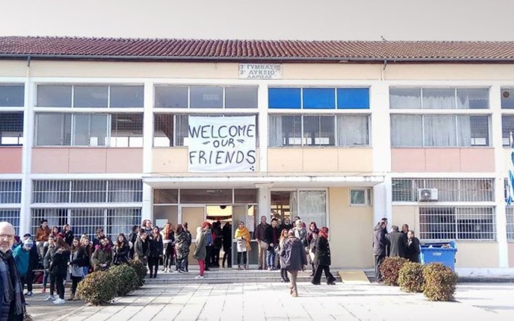 Θερμή υποδοχή για τα πρώτα προσφυγόπουλα σε σχολείο της Λάρισας