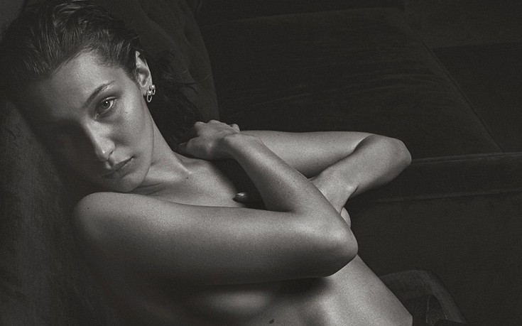 Η Bella Hadid ποζάρει ερωτικά στο φακό