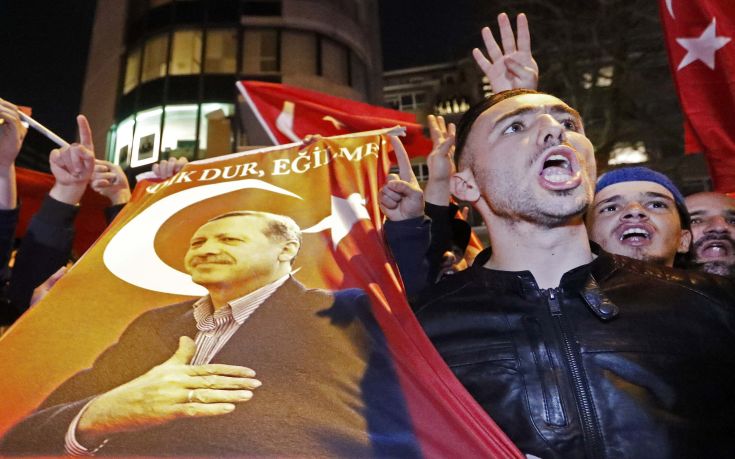 Εκατοντάδες τούρκοι διαδηλωτές έξω από το τουρκικό προξενείο στο Ρότερνταμ