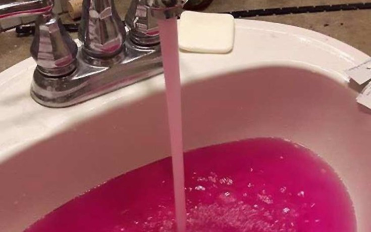 Η πόλη που από τις βρύσες τρέχει ροζ νερό