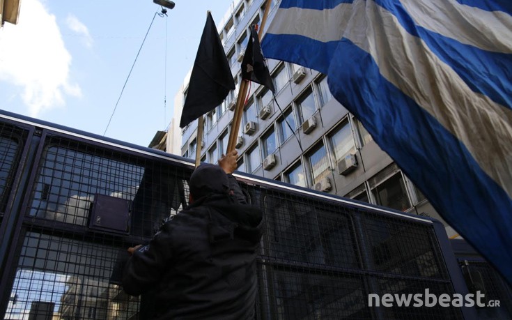 Οι αγρότες κρέμασαν την ελληνική σημαία σε κλούβα των ΜΑΤ