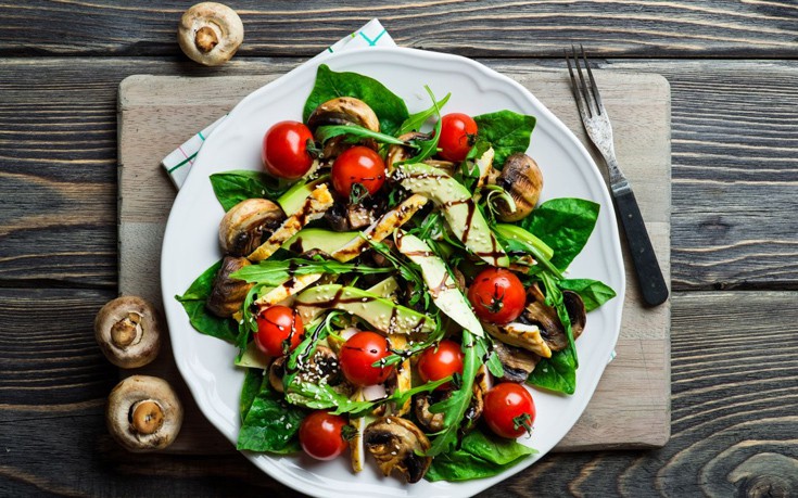 Σαλάτα με αβοκάντο και μανιτάρια champignon