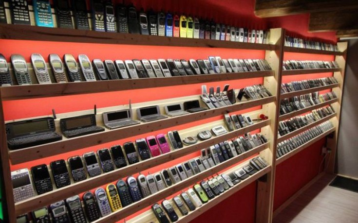 Αυτή είναι πιθανόν η μεγαλύτερη συλλογή κινητών τηλεφώνων