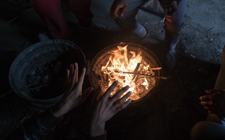 Μέσα σε ένα εγκαταλελειμμένο κτίριο όπου ζουν πρόσφυγες