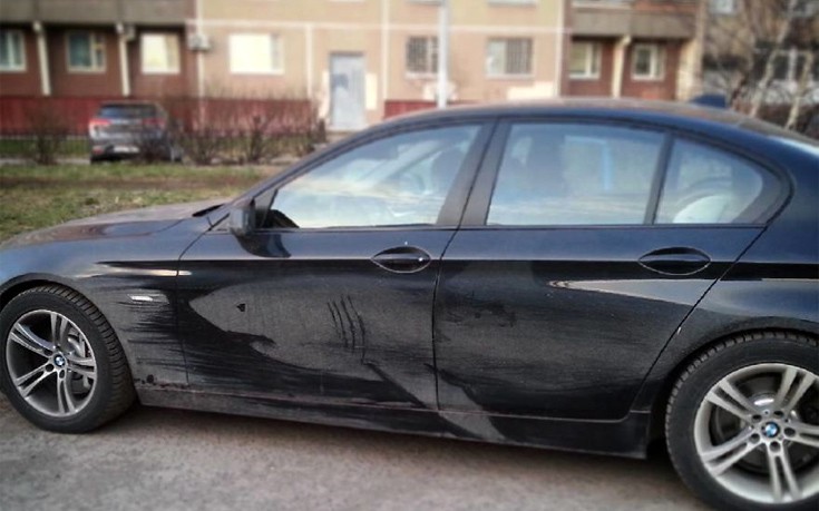 Τέχνη πάνω σε σκονισμένα αυτοκίνητα