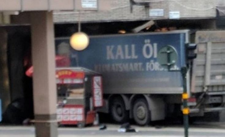 Φορτηγό έπεσε πάνω σε ανθρώπους στο κέντρο της Στοκχόλμης