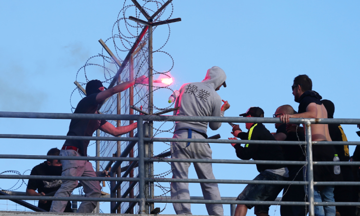 Άγριες συμπλοκές μεταξύ οπαδών στο Πανθεσσαλικό