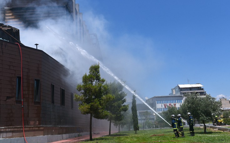 Φωτογραφίες από την επιχείρηση της Πυροσβεστικής στο νυχτερινό κέντρο στο Γκάζι