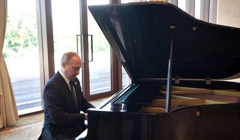 Ο Πούτιν έπαιξε πιάνο περιμένοντας τον Κινέζο πρόεδρο