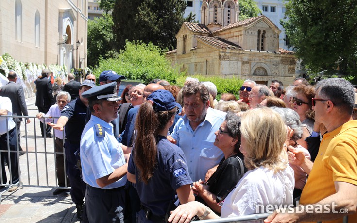 Μικροεντάσεις στις ουρές έξω από τη Μητρόπολη