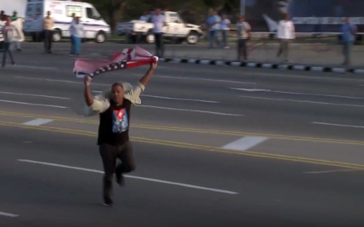 Έτρεχε με σημαία των ΗΠΑ στην πρωτομαγιάτικη πορεία στην Κούβα