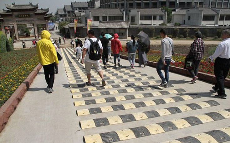 Οι Κινέζοι βρήκαν τον τρόπο να κάνουν τους τουρίστες να μην τρέχουν